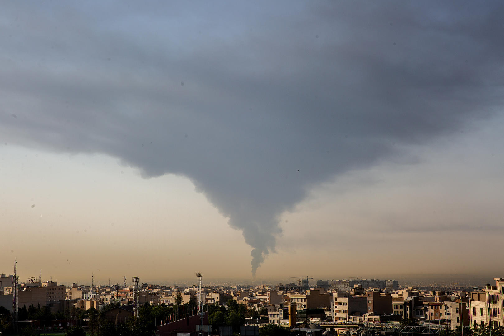 ▲当地时间6月15日，伊朗德黑兰，以军夜间轰炸后，德黑兰西部沙赫兰炼油厂上空浓烟滚滚。图据视觉中国