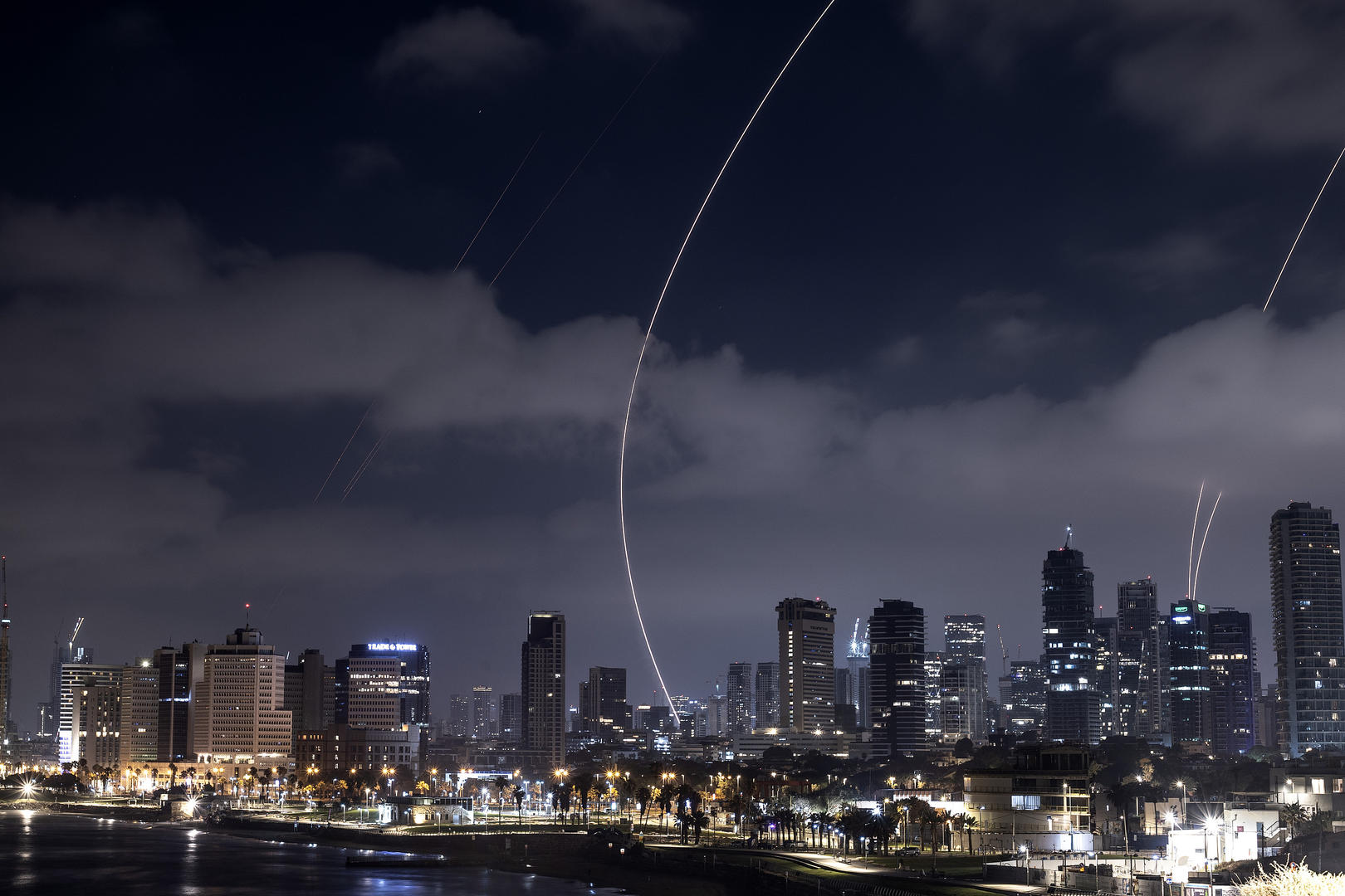 ▲当地时间6月15日，以色列特拉维夫，以色列“铁穹”防空系统启动拦截。图据视觉中国