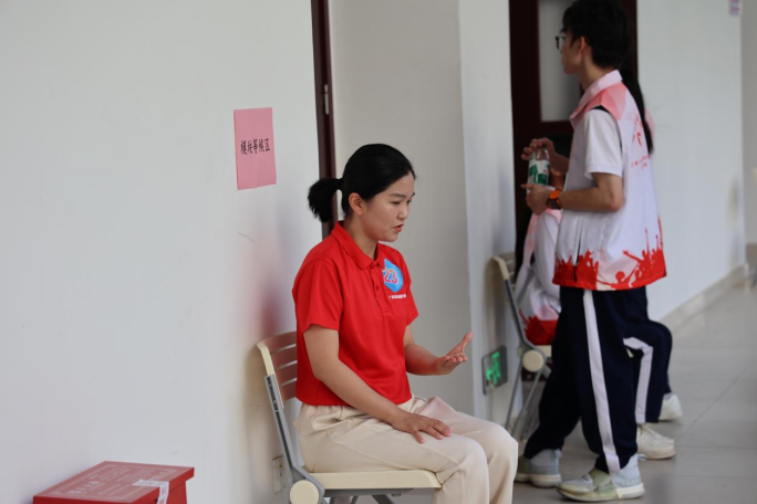 （图为正在准备比赛的卢珊珊）