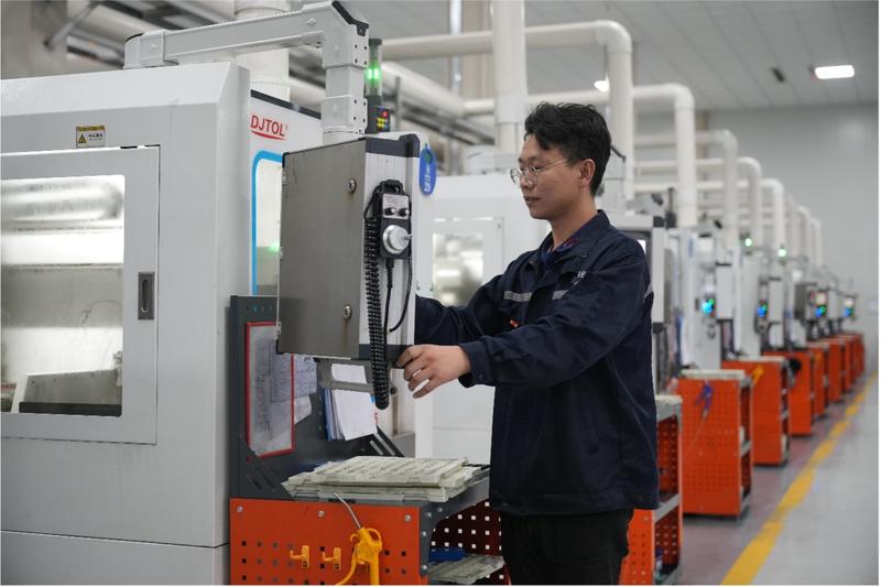 位于任丘市河北速优特精密工具公司，工人正在操作设备。受访者供图