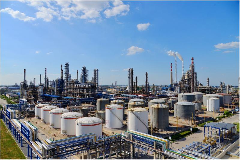 位于任丘市的华北石化公司。受访者供图