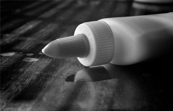 它开始在屏幕上受伤！当眼睛掉落时，一个男人