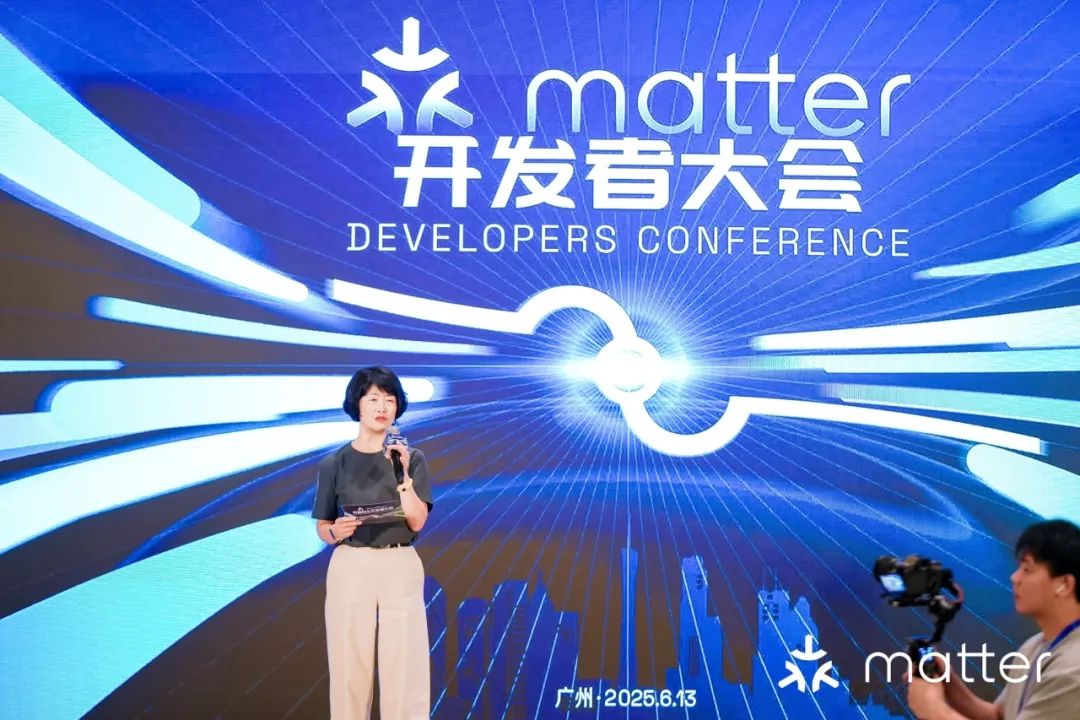 ▲ 连接标准联盟中国成员组主席宿为民主持会议