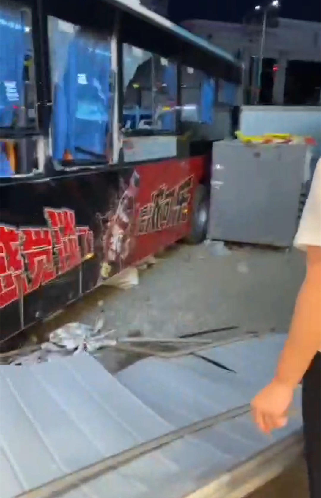 沈阳一公交车失控冲向路边致2死16伤,当地通报:司机避让行人操作不当引发事故