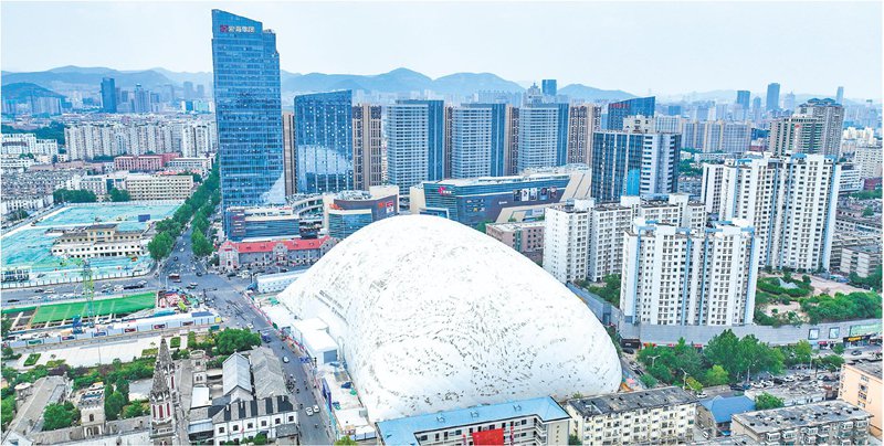 济南首个基坑式气承气膜亮相洪楼1905项目施工现场。(记者 段婷婷 报道)