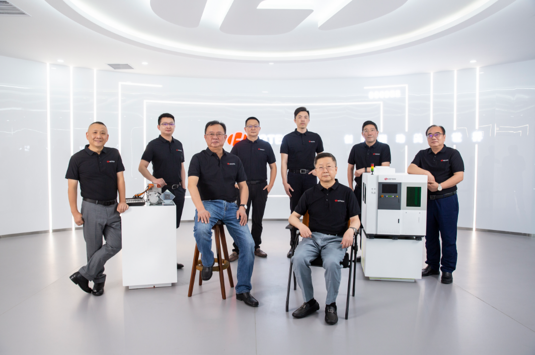 前排右一为马新强