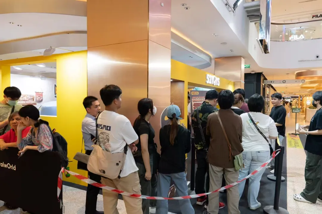 52TOYS在泰国潮玩展上的展位排起长队。（52TOYS供图）