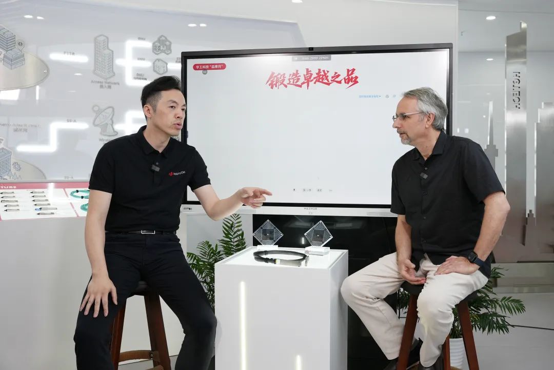 华工正源总经理胡长飞与LightCounting创始人兼CEO弗拉基米尔·科兹洛夫