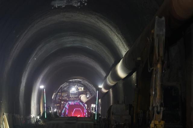 这是已经贯通的兰合铁路黄家岭隧道(6月18日摄)。新华社记者 陈斌 摄