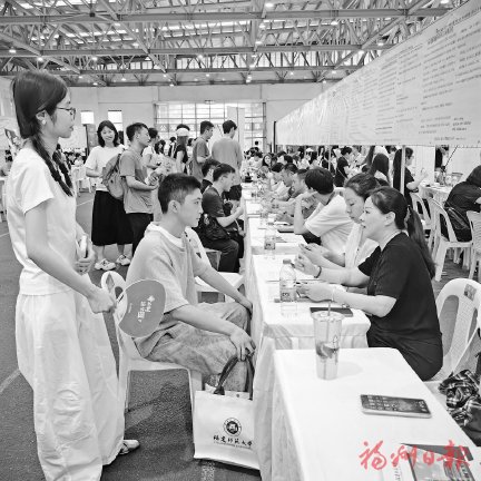 招聘会现场。福州日报记者 林晗 摄
