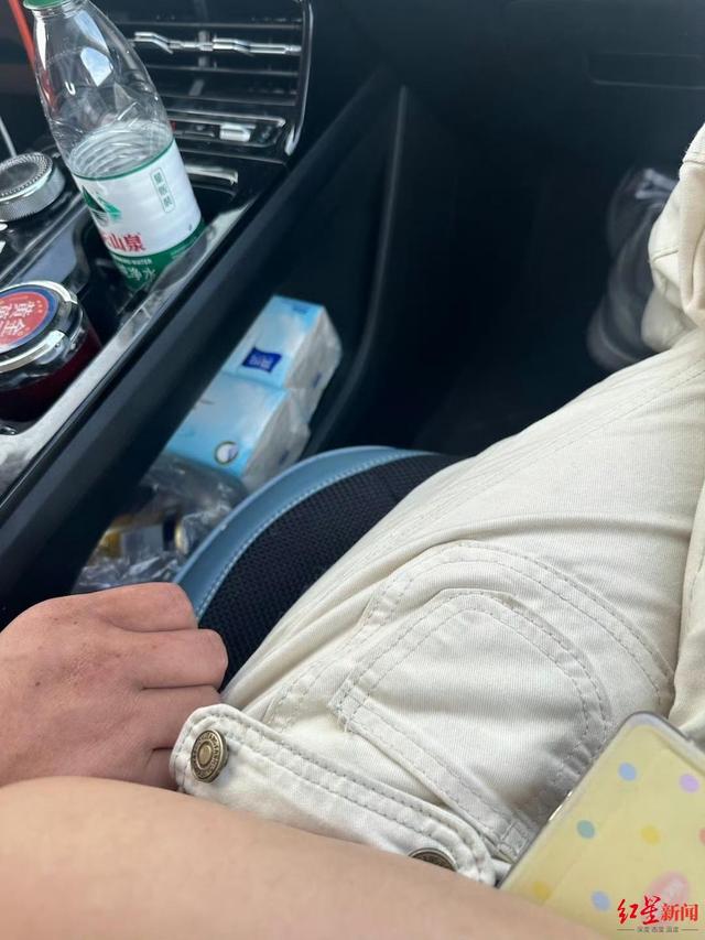 赵女士偷拍下司机把右手放在副驾驶座上。图据受访者