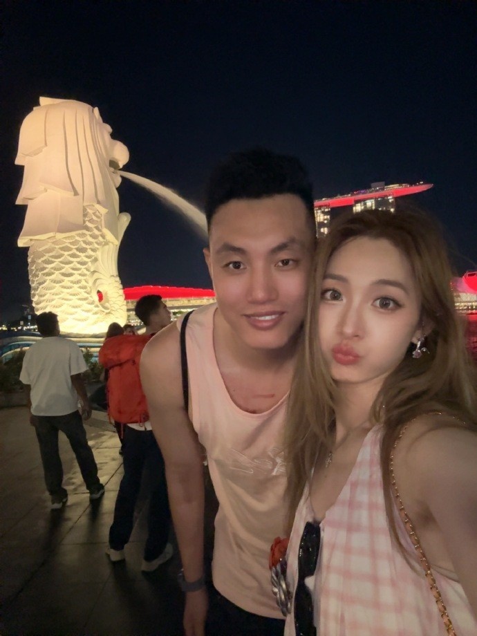翟晓川妻子晒游玩新加坡的近照:每天无比充实 又累又热