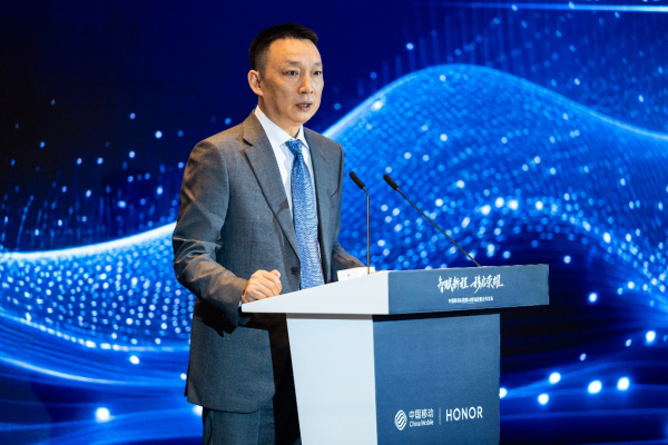 荣誉正在与中国手机联手开放AI终端的战略合作新