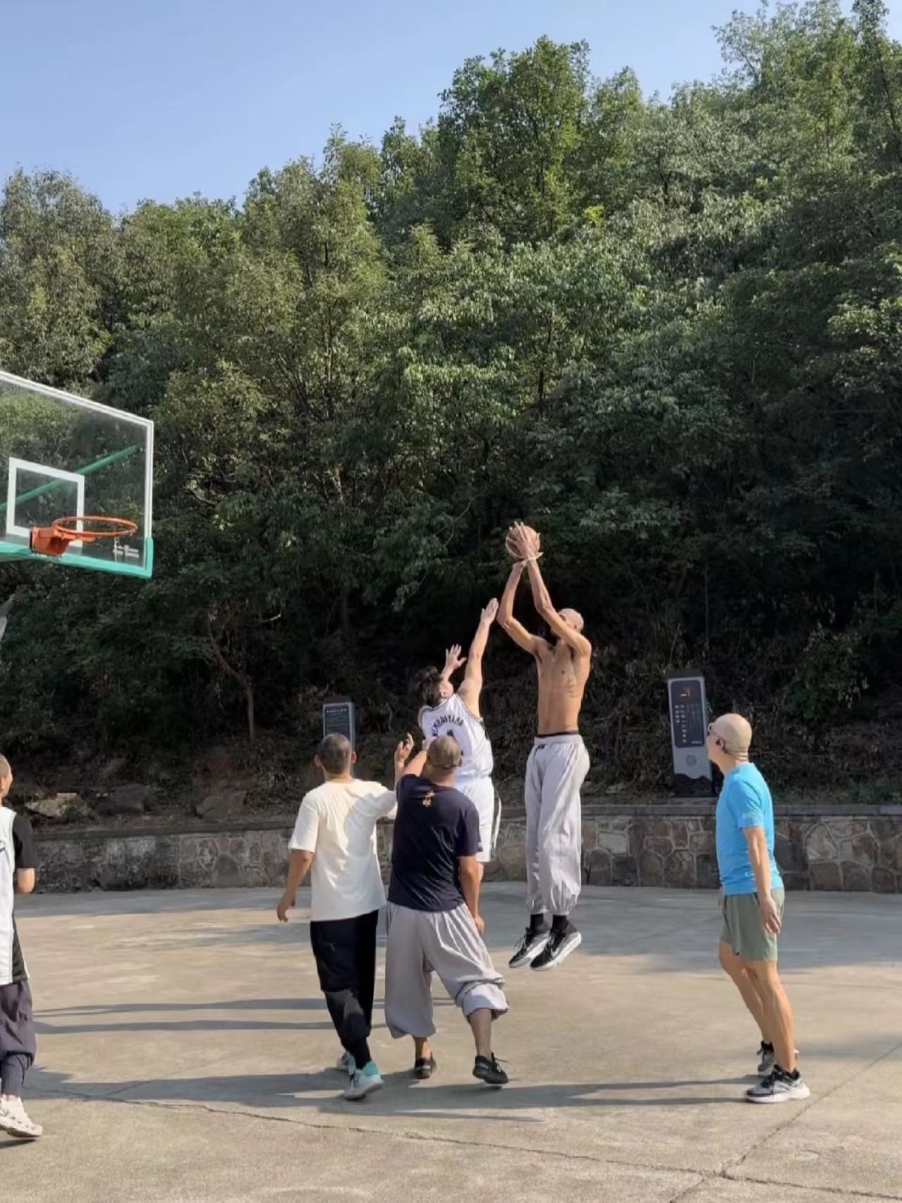 少林篮球!文班亚马在少林寺水泥地赤膊上身与粉丝切磋????