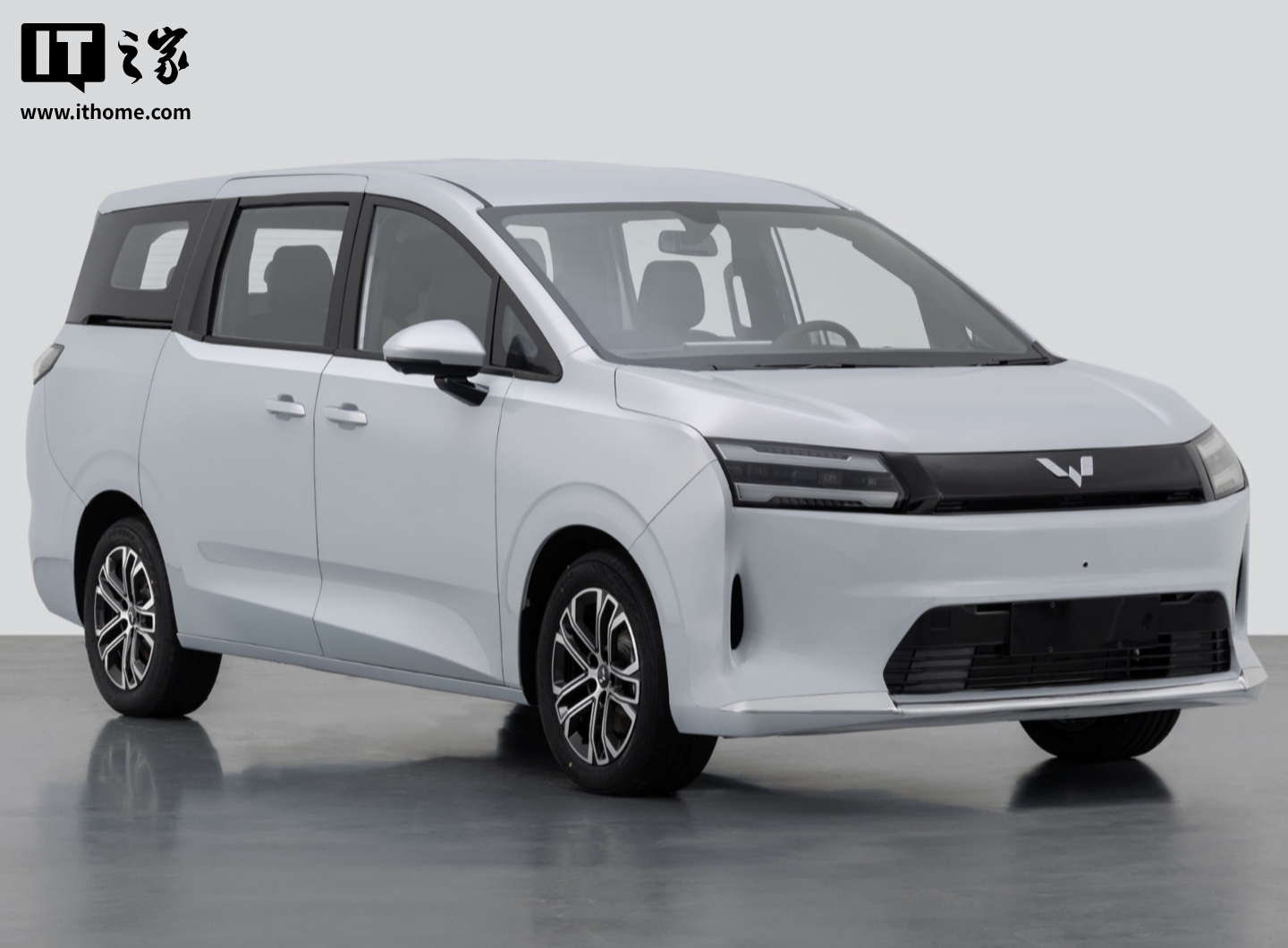 五菱星光 730 MPV 工信部申报：可油可电可插混，7 座布局