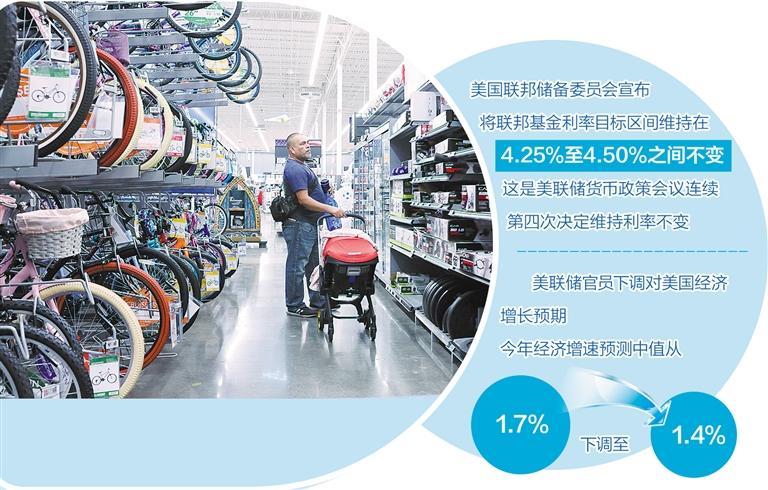 5月20日，顾客在美国加利福尼亚州洛杉矶县一家沃尔玛商店内采购商品。邱  晨摄（新华社发）