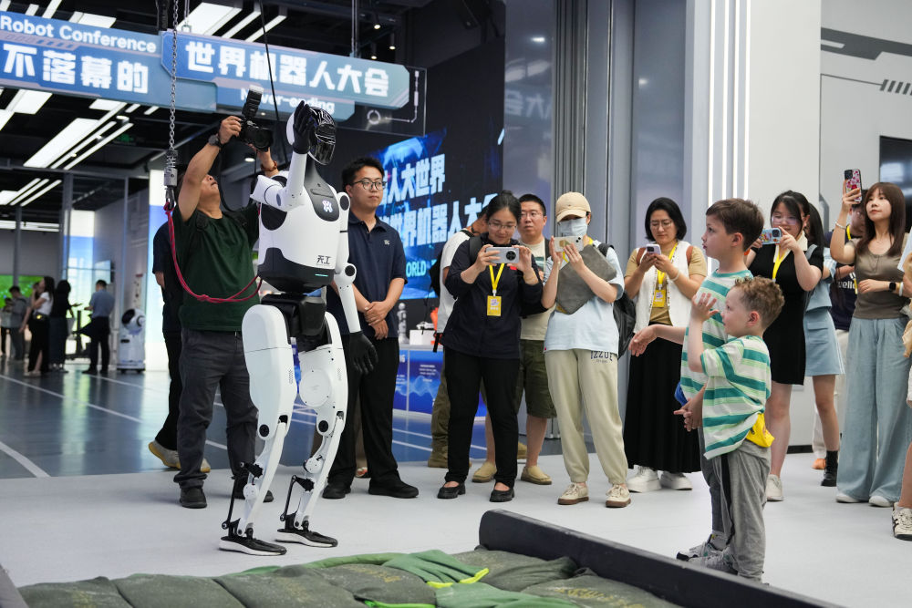 6月17日,在北京人形机器人创新中心有限公司,人形机器人“天工2.0”向参观者致意。新华社记者郑焕松 摄