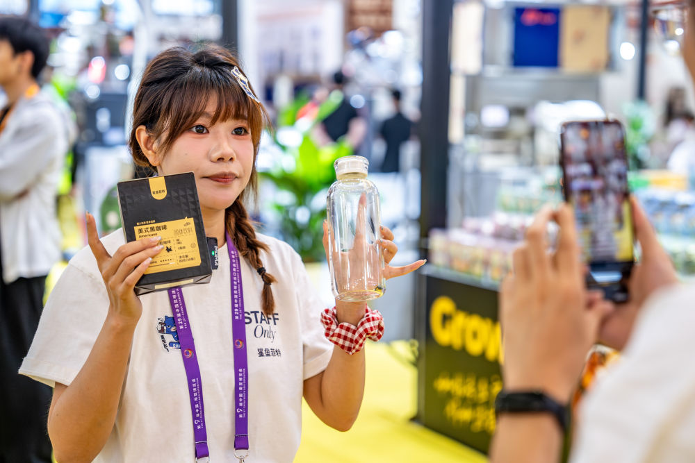 ▲6月19日，一名参展商在第9届中国—南亚博览会咖啡产业馆直播推介云南小粒咖啡。新华社记者胡超 摄