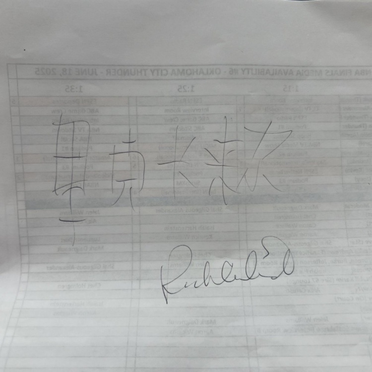 ????东方力量加持!卡莱尔训练时手写了自己的中文名 然后签了名