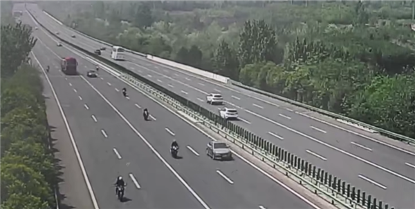 最快超300km/h！7辆摩托车高速上疯狂飙车：骑手驾照全吊销