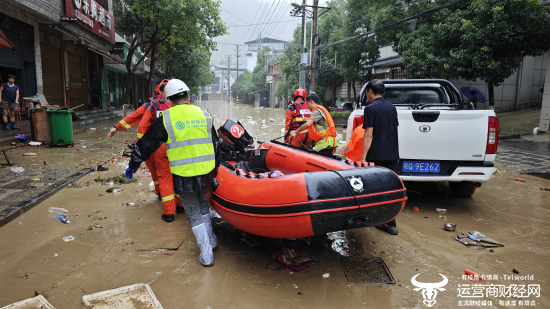 (湖北移动抢修人员搬运物资奔赴抢修一线)