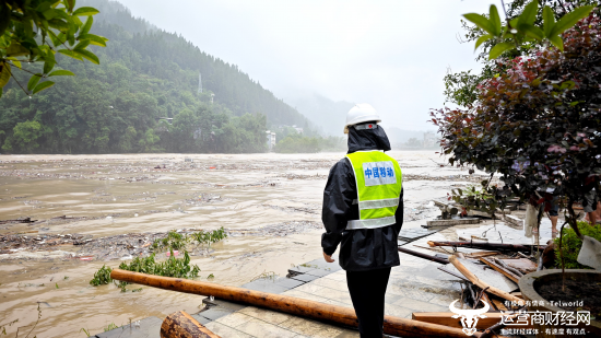 (面对极端环境下的通信保障难题移动抢修人员迎难而上)