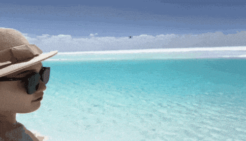 图为袁女士正在摆造型拍照，无人机从远处直冲过来