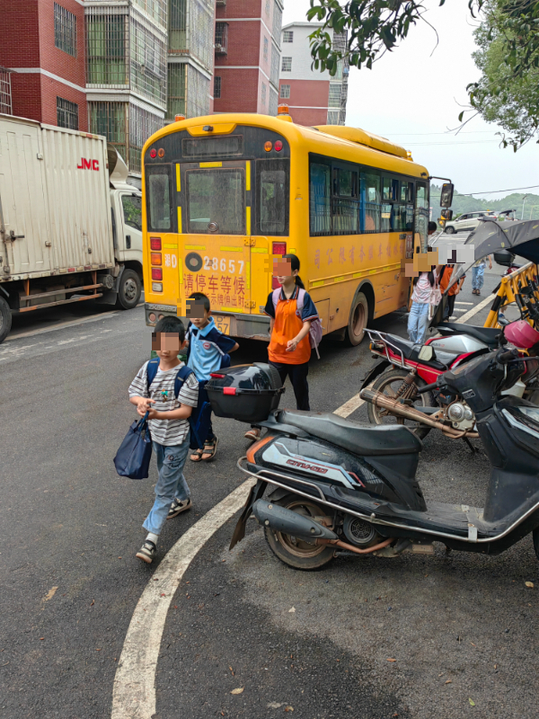 校车是亚基，教育办公室不应吸引学校的赞助。