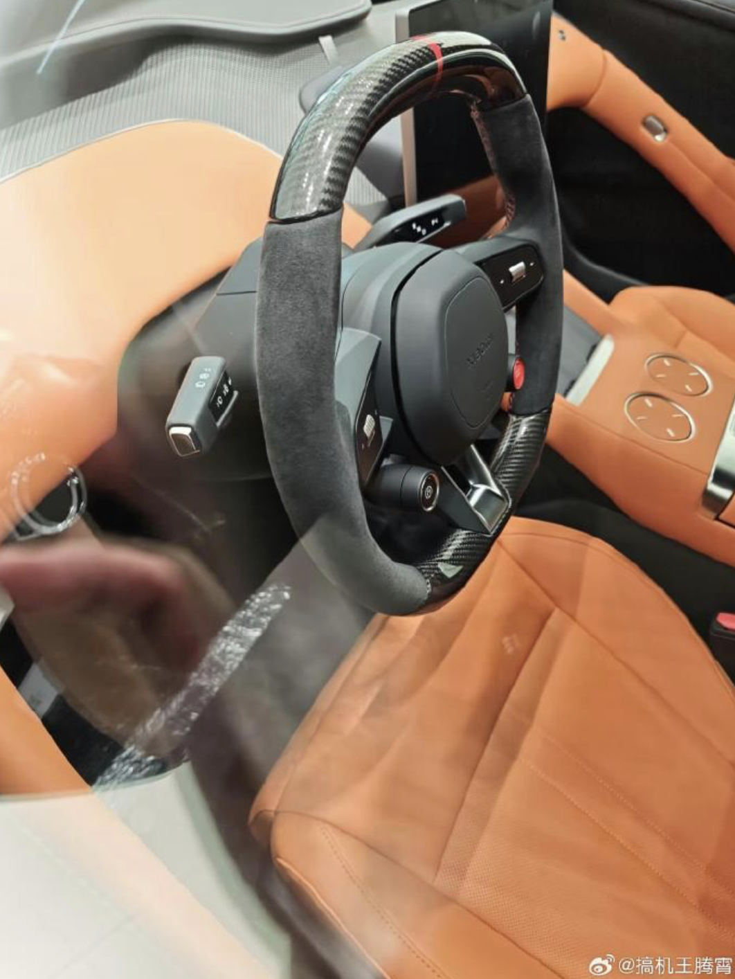 小米 YU7 Max 车型谍照曝光：汽车中控 / 后扰流 / 鸭尾 / 后视镜等处均应用碳纤维