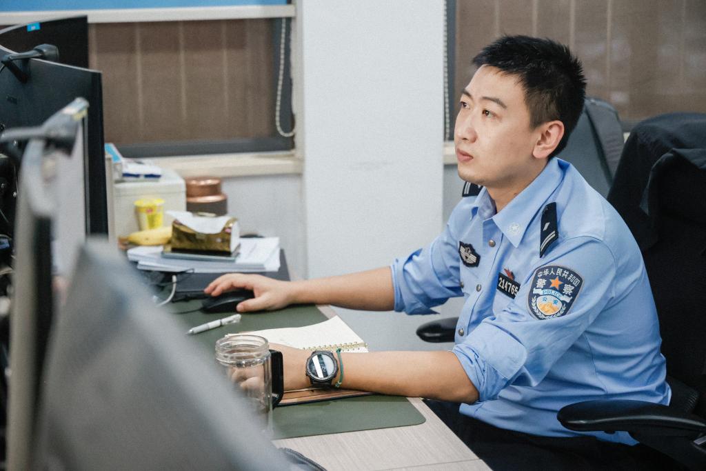 图为办案民警筛查异常数据。(南京市公安局供图 刘叙麟摄)