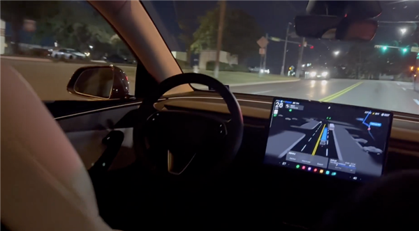 好意思国网友共享特斯拉 Robotaxi,纯视觉技巧道路应付夜间环境 | 图片开端:X