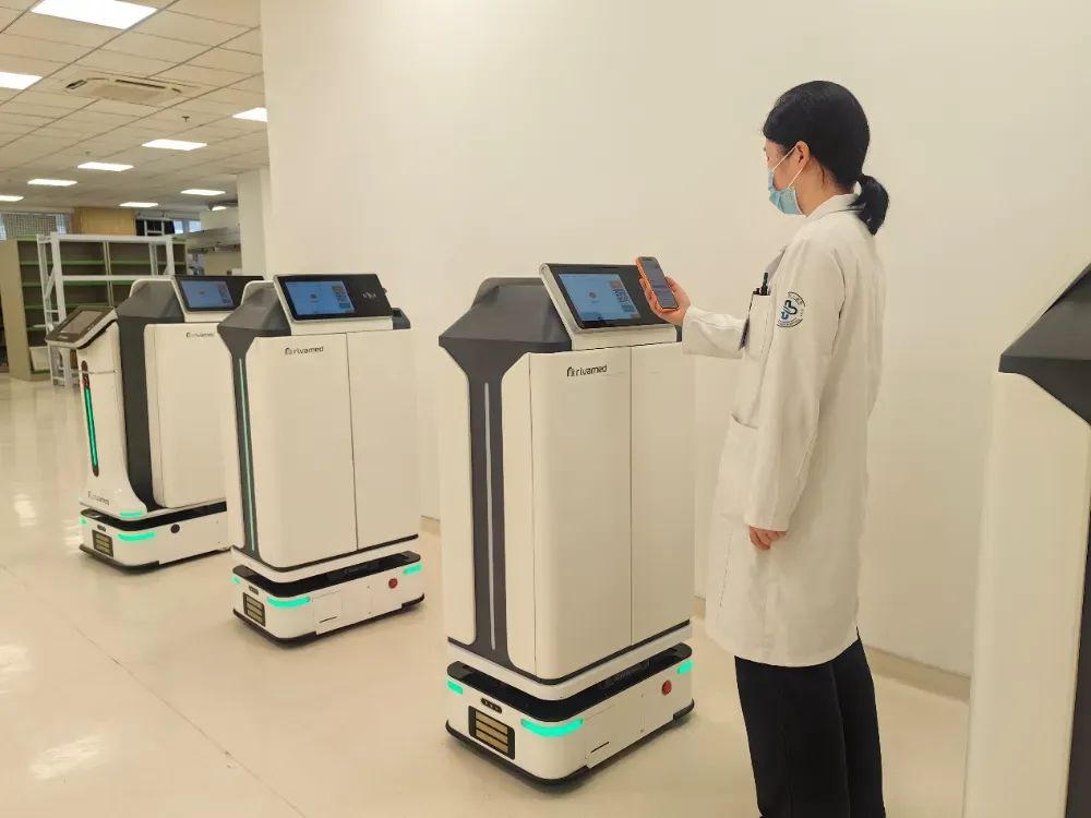 宁大一院方桥院区5G智能物流机器人“小齿轮”