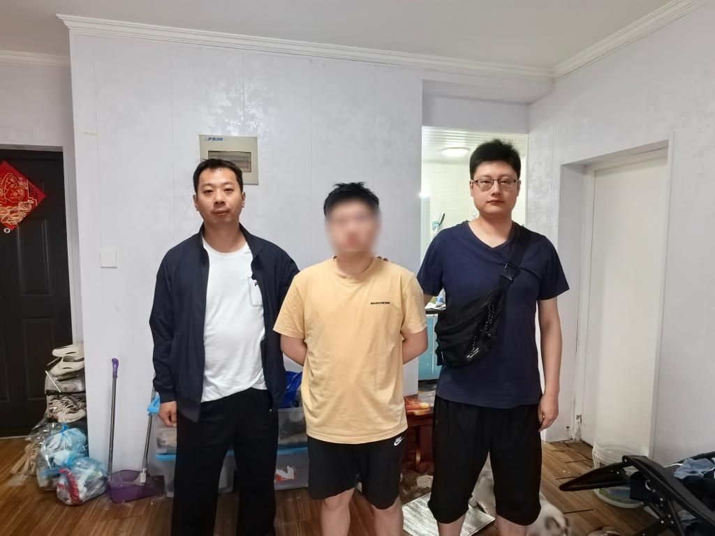 图为民警抓获犯罪嫌疑人现场。(南京市公安局供图 傅佳摄)
