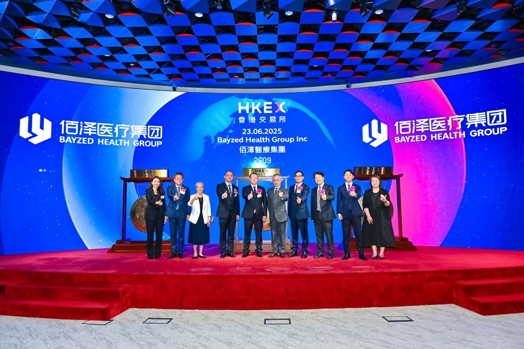 ▲联想控股首席执行官、正奇能科集团董事长李蓬（左二）出席佰泽医疗集团上市仪式