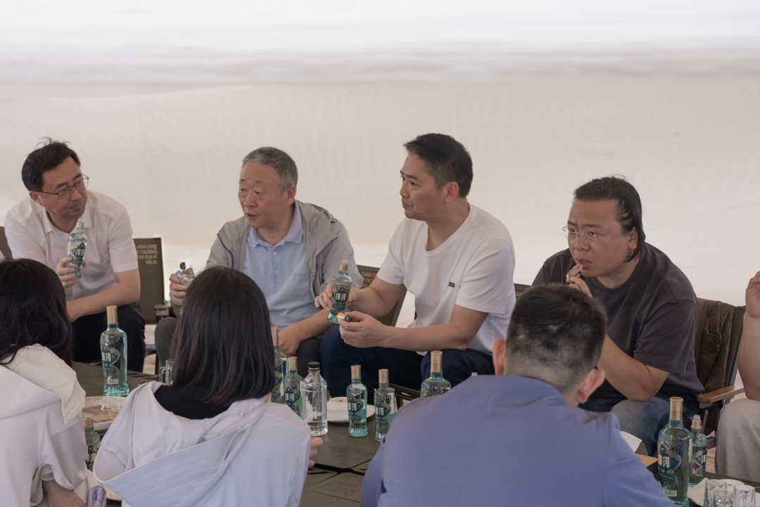 刘Qiangdong出现在沙漠路外的一个聚会上，带着一