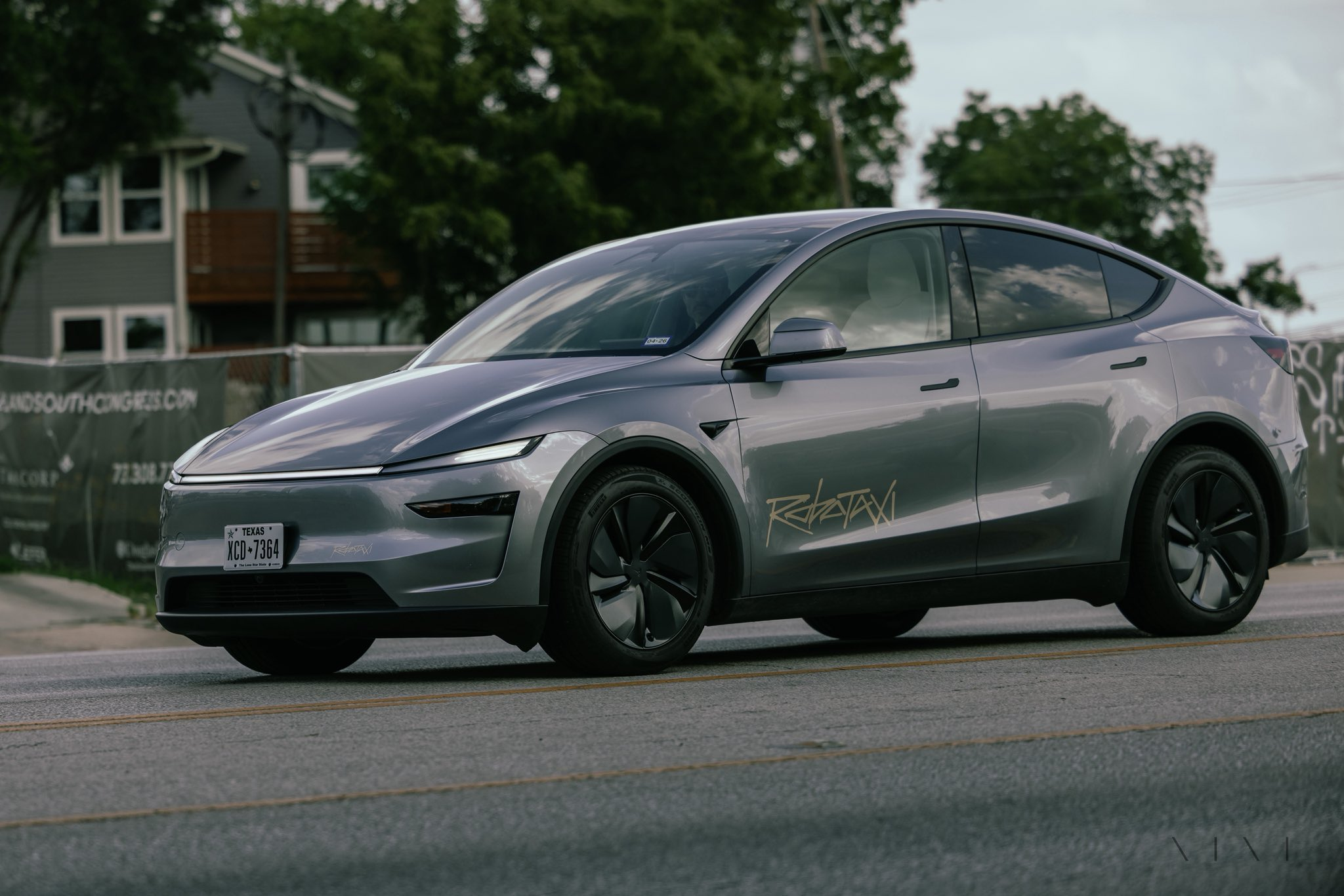 在 Model Y 的侧门上有显著的 Robotaxi 字样 | 图片来源：X