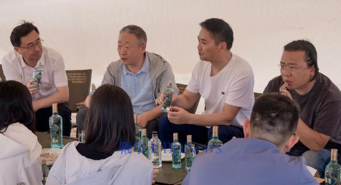 刘Qiangdong出现在沙漠中，在他的家乡喝了山酒