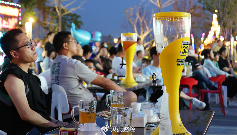 2025年6月15日,连云港市海州区盐河街,市民在观看“苏超”直播。图/IC photo