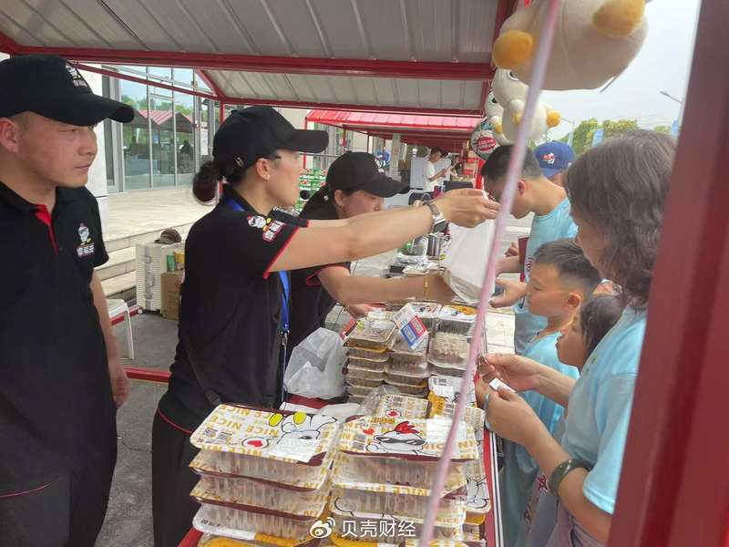 淮安某卤味品牌在美食集市上的摊位,全天营业额预估超过2万元人民币。新京报记者 隋坤 摄