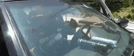 实验中，在暴晒下放在仪表台上的三瓶喷雾发生爆炸。