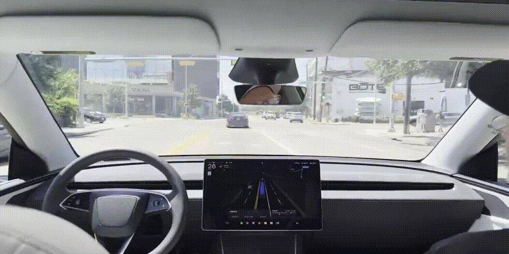 ▲特斯拉Robotaxi进入路口左转失败