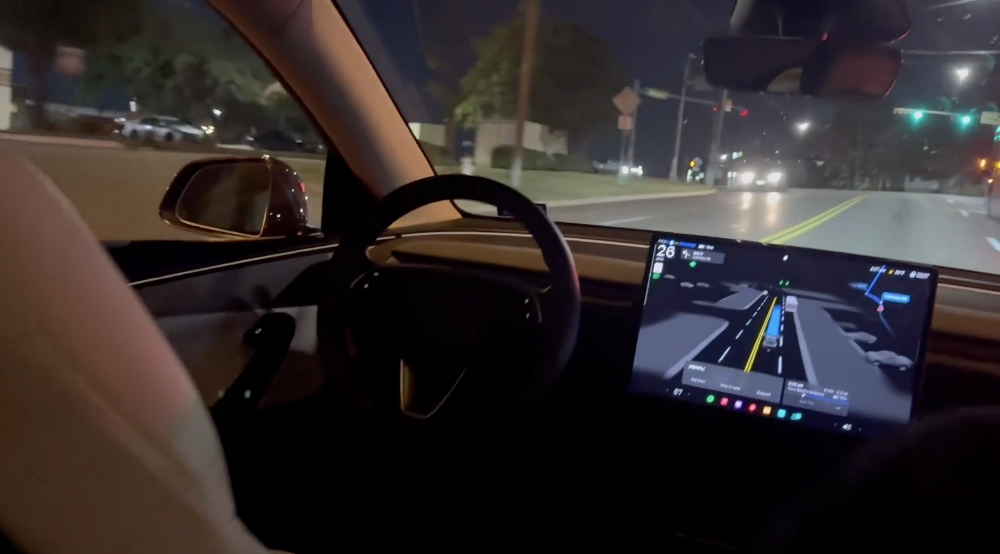 美国网友分享特斯拉 Robotaxi ，纯视觉技术路线应对夜间环境 | 图片来源：X