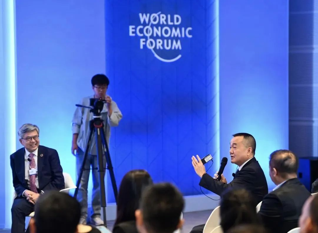 ▲泸州老窖集团（股份）公司党委书记、董事长刘淼在天津夏季达沃斯论坛现场分享传统产业创新经验