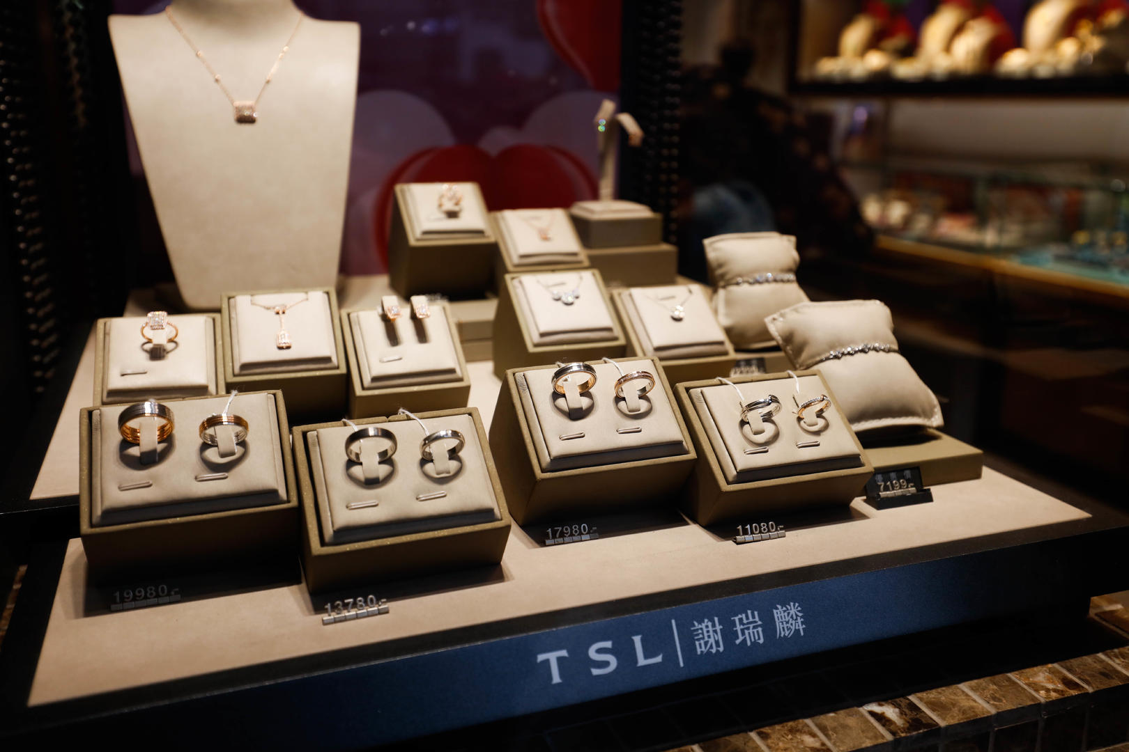 年内涨超37%！涨幅跑赢黄金，计价款铂金饰品两月每克涨了100元