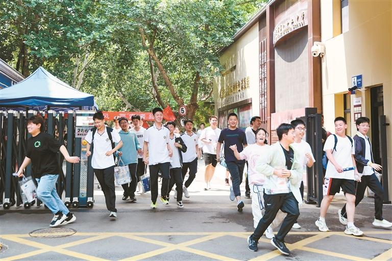 西安中考圆满收官 少年踏浪开启新程|中考_新浪财经_新浪网