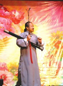 四川竹琴名家谢惠仁在表演