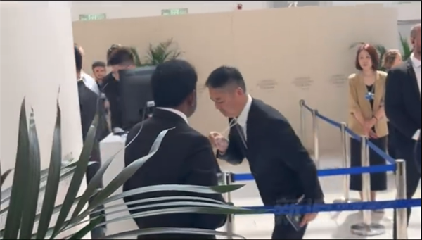 刘Qiangdong于夏天出现在达沃斯（Davos）的位置，并