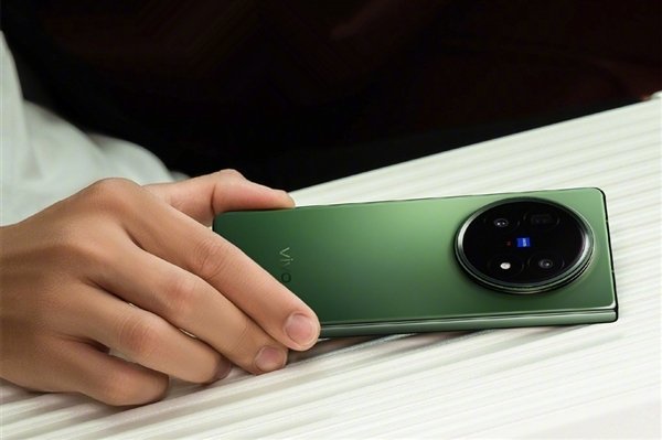 所有人的较轻和更大的折叠！我现场X fold5今晚将