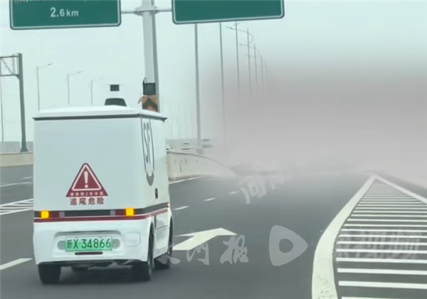 富有表现力的驾驶员汽车在高道路上运行。涉及