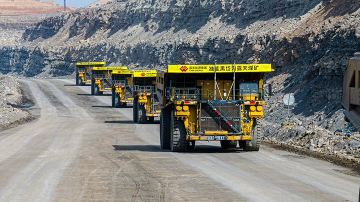 无人驾驶卡车正在编组运行。包文学 摄